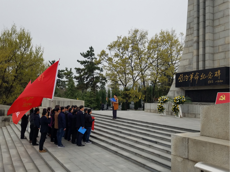 信阳市商务局开展“祭英烈•颂忠魂•砺前行”主题党日活动
