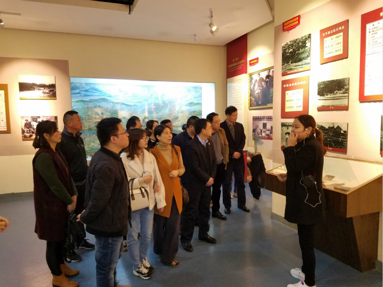 信阳市商务局开展“祭英烈•颂忠魂•砺前行”主题党日活动