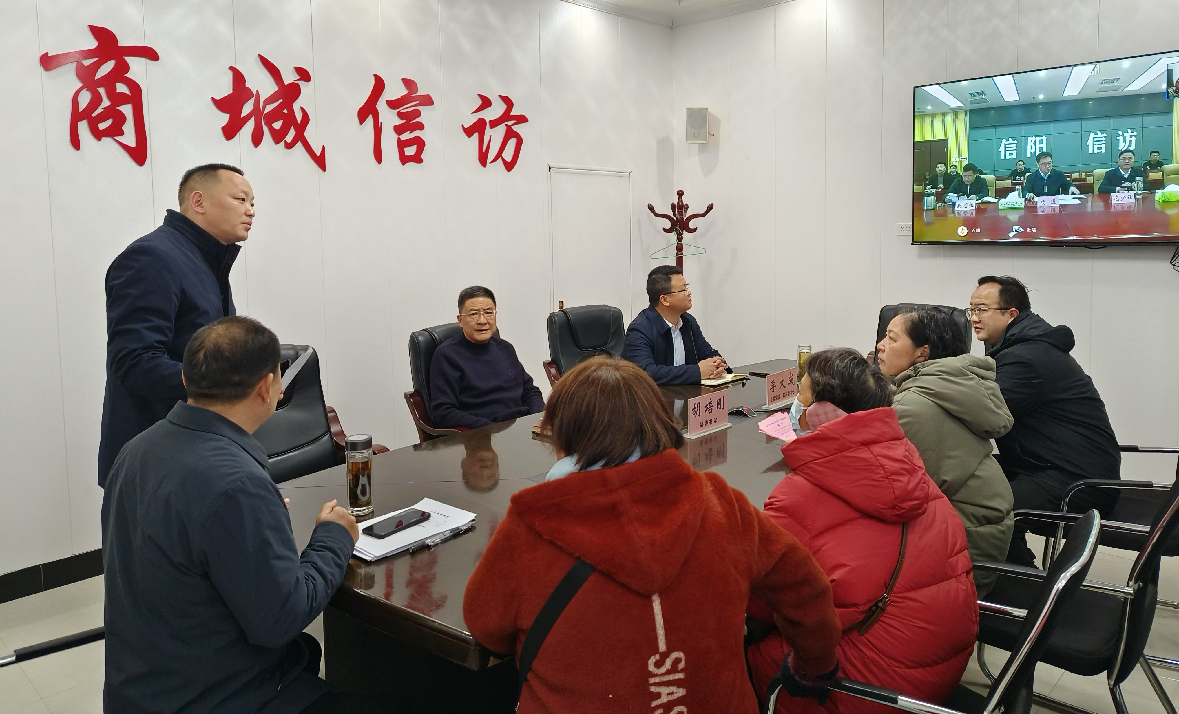 商城县县委书记胡培刚接待来访群众