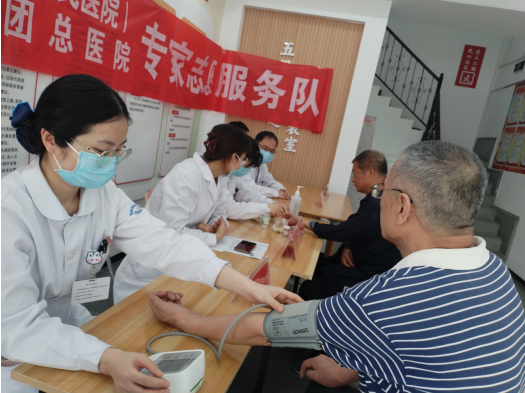 浉河区卫生健康委：健康科普进社区 爱心义诊暖人心