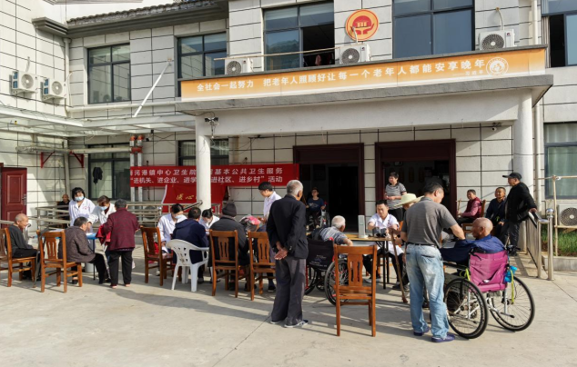 党建引领践初心 “学大医 铸精诚”暖民心——浉河港镇中心卫生院走进敬老院开展义诊活动
