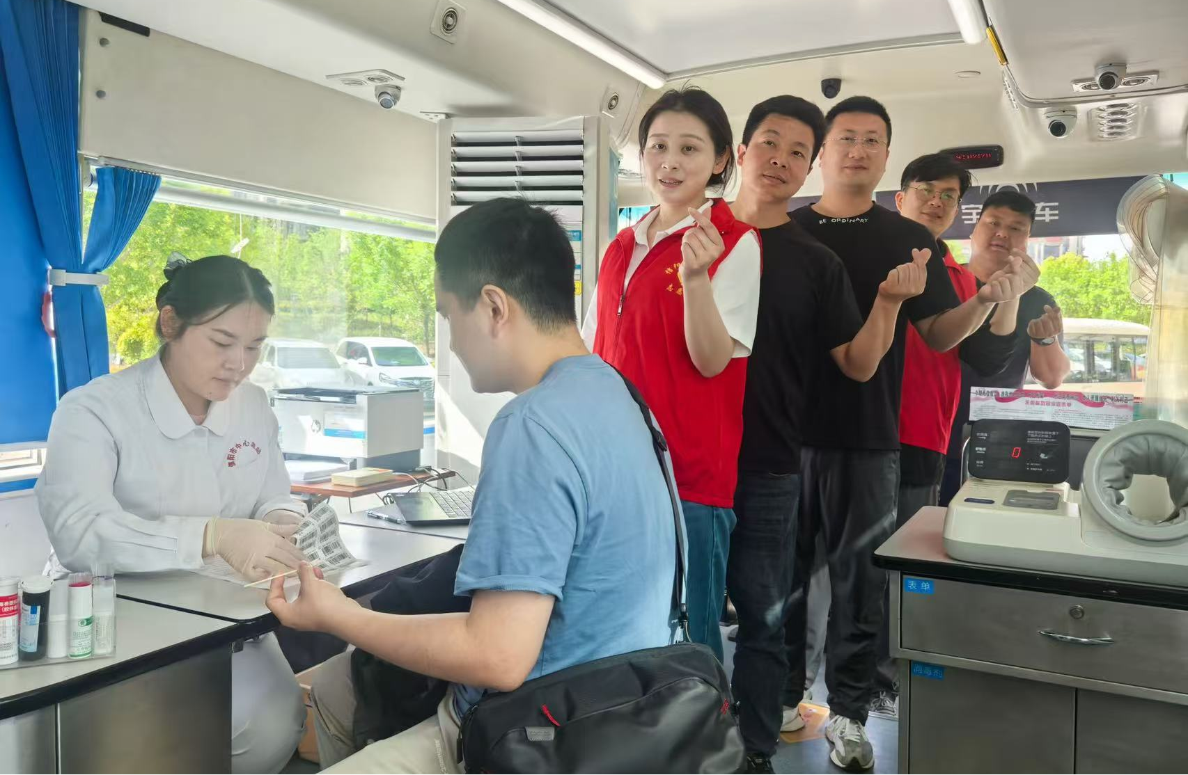 热血传递爱  温暖践于行<br> ——市科技局开展无偿献血活动