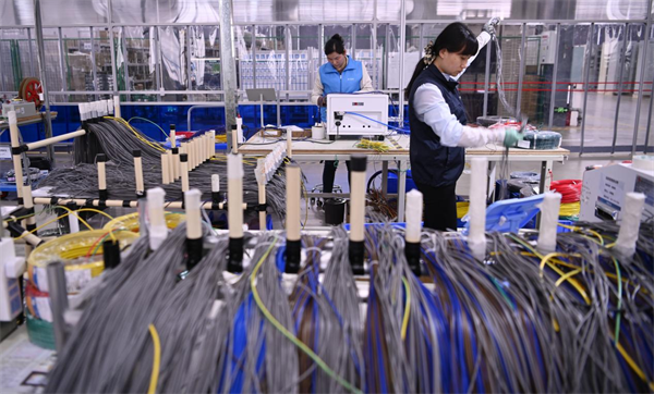 河南新县：工人赶工忙   产业“劲头”足