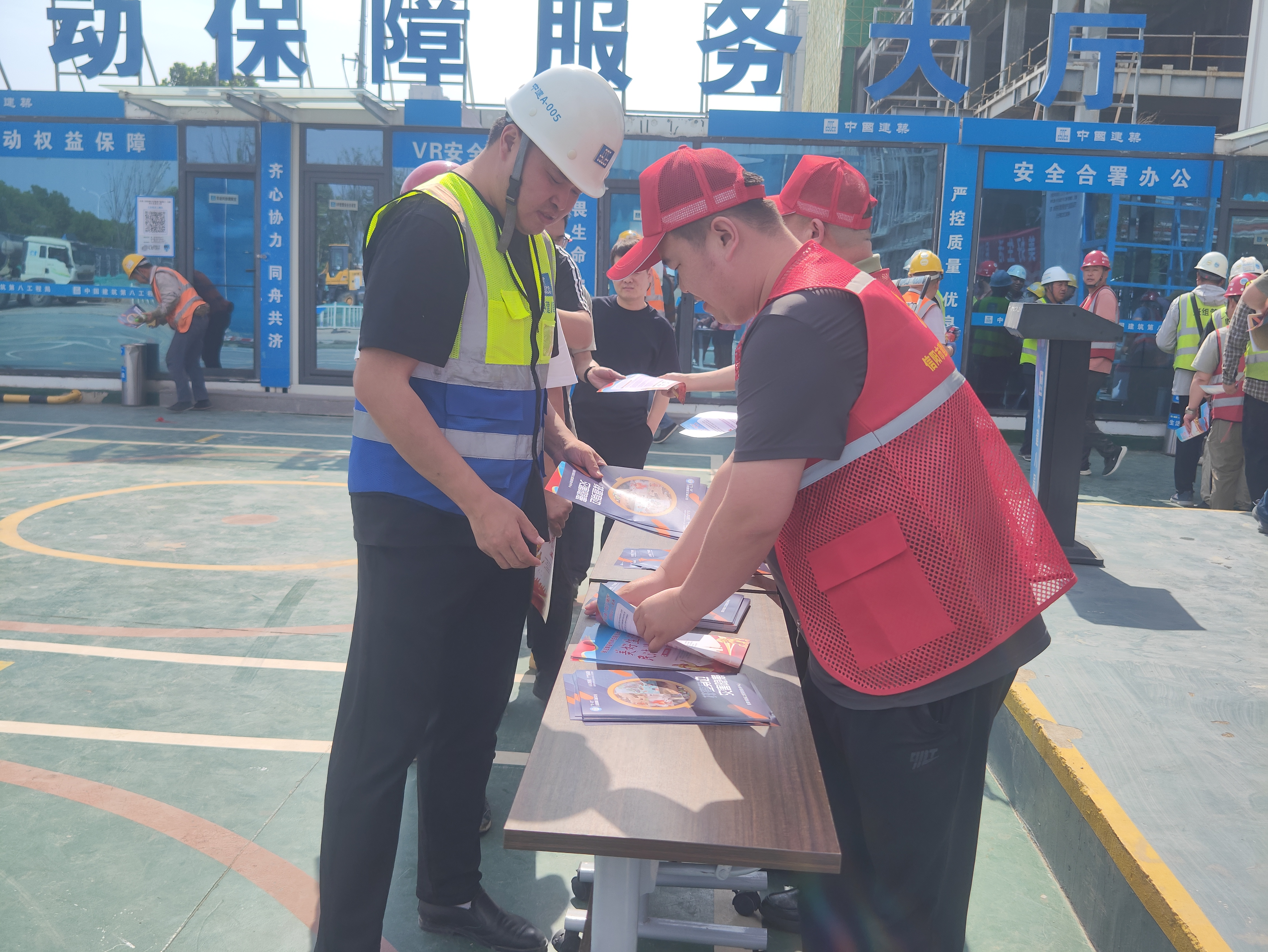 市住建局消防技术中心：联合普法宣传，筑牢法治与平安防线