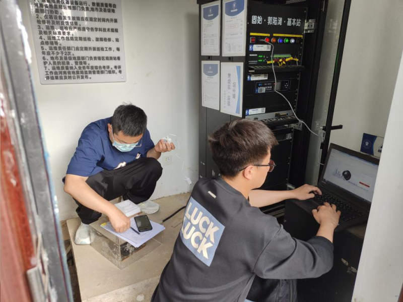 信阳市应急管理局开展防灾减灾宣传周 地震预警台站运维巡检