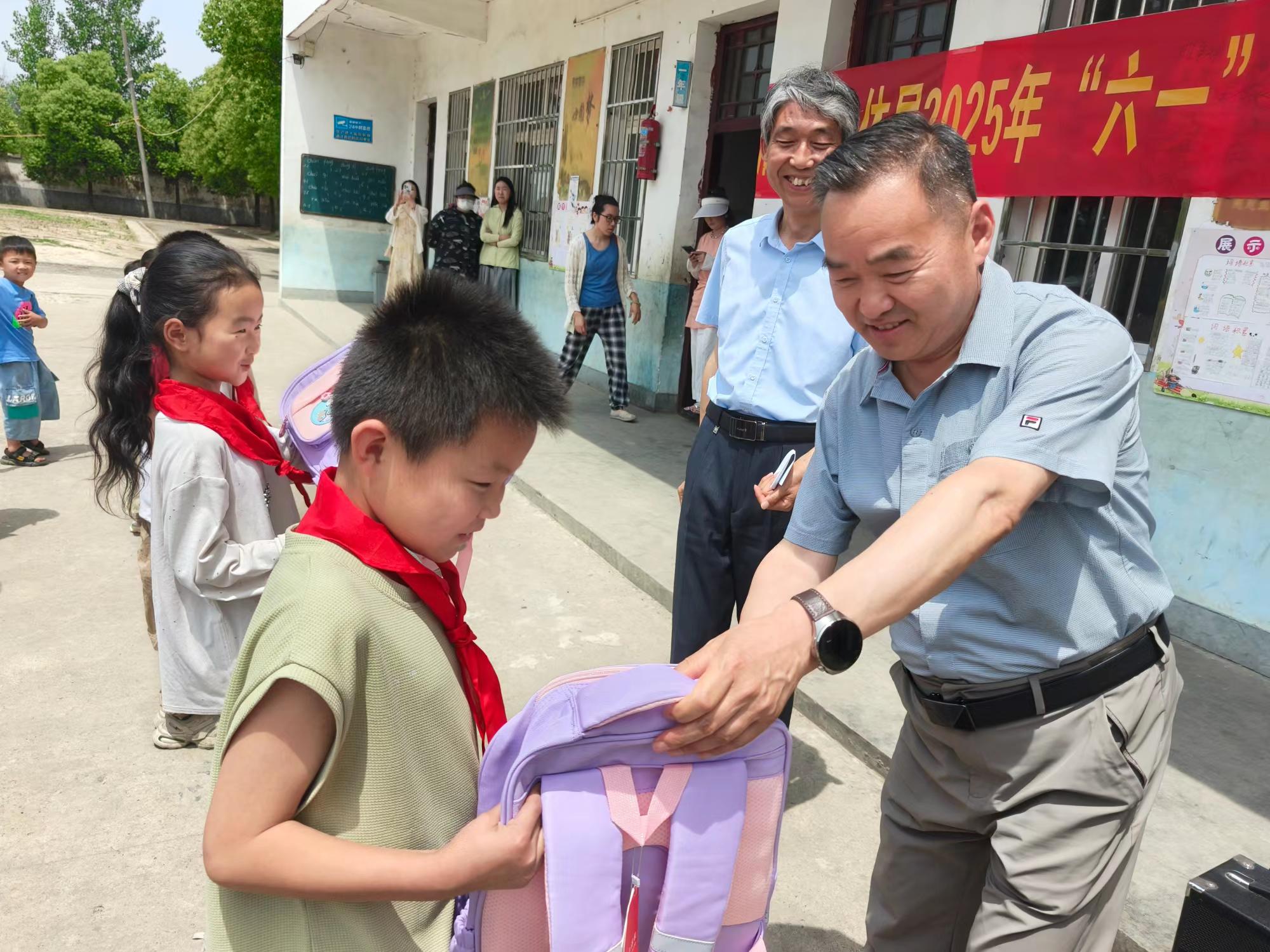 城乡“童”话，爱在“粽”夏——淮滨县教体局、县实验学校走进芦集乡李新寨小学等四所学校开展爱心捐赠活动