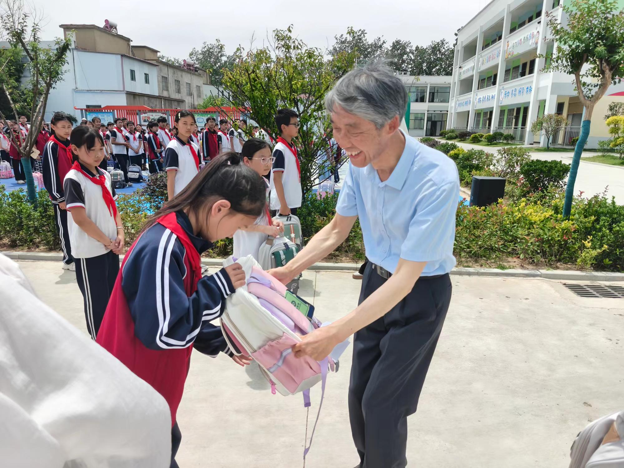 城乡“童”话，爱在“粽”夏——淮滨县教体局、县实验学校走进芦集乡李新寨小学等四所学校开展爱心捐赠活动