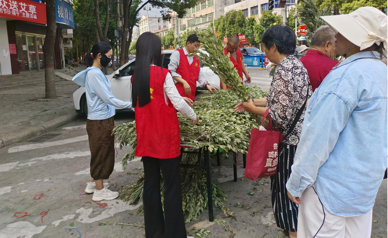 息县自然资源局“艾香盈邻里 浓情过端午”  我为群众送艾草活动