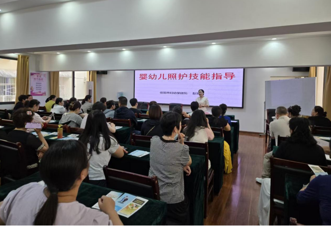 提升托育质量 共建生育友好社会—浉河区开展“5·29”会员日宣传服务活动