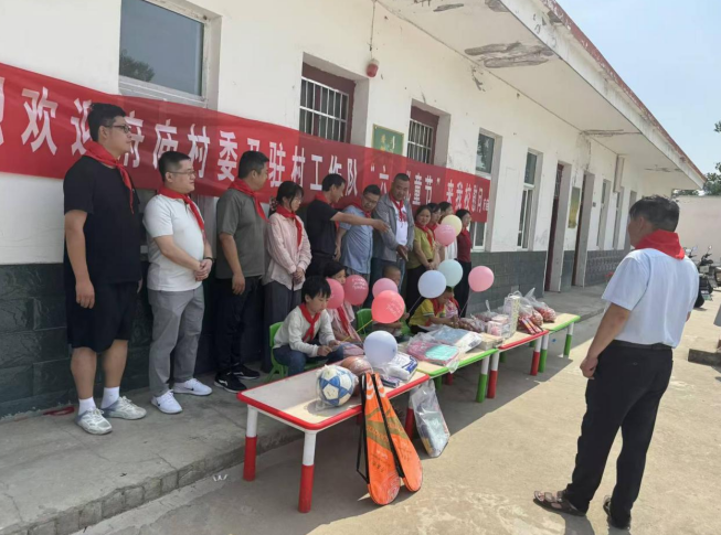 潢川县人民医院开展“情暖童心，医路成长”六一儿童节慰问活动