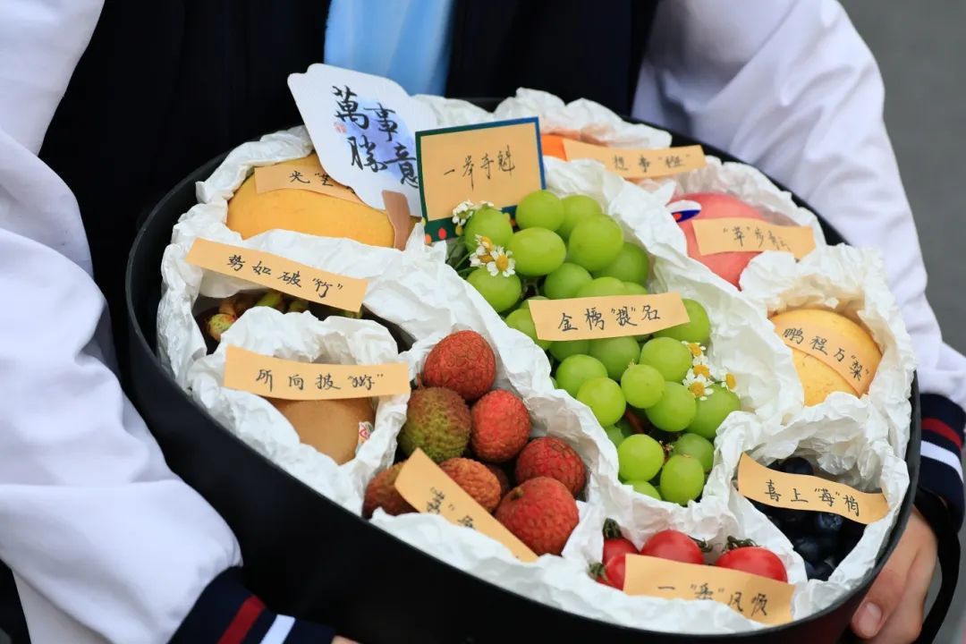 一位考生高考结束后，接过家长送上来的祝福(9265036)-20250610090129.JPG