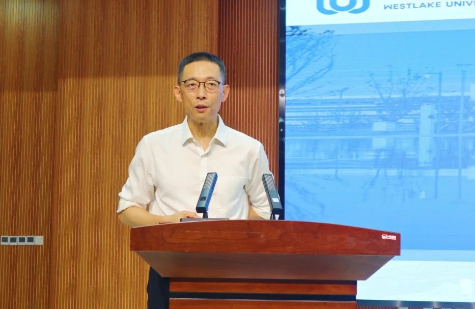 点燃科技之光 激发报国之情——施一公院士在信阳高中开讲啦！