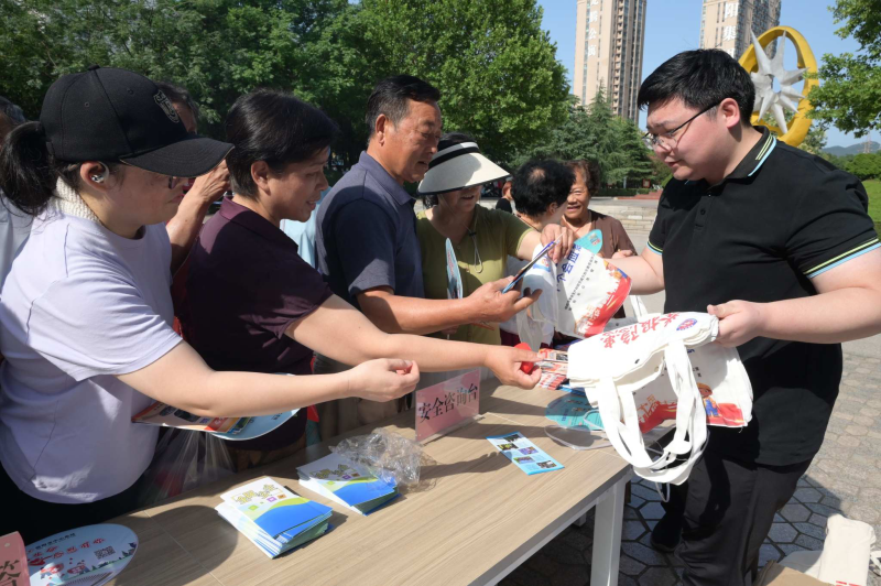 信阳市举办“安全宣传咨询日”活动
