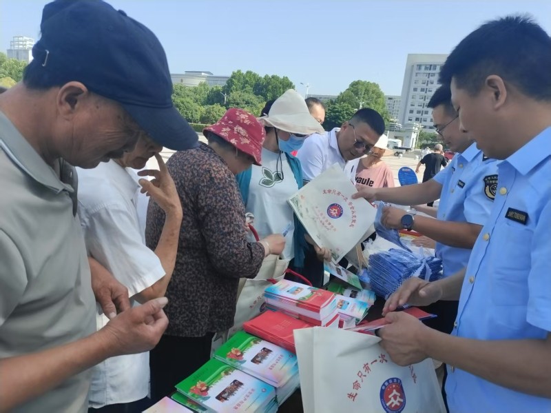 罗山县组织开展“安全宣传咨询日”活动