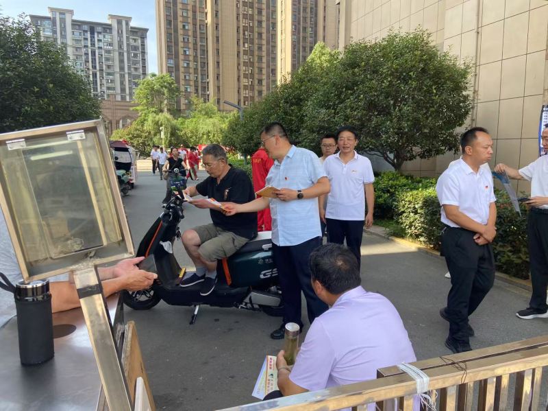 光山县应急管理局机关支部 党员开展安全宣传进社区活动