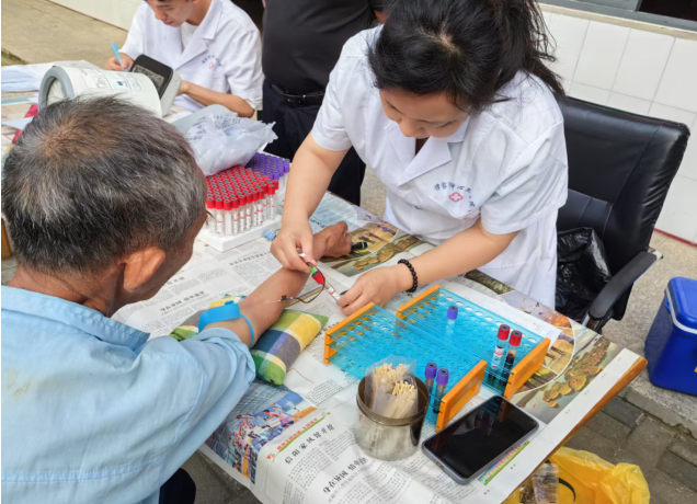 健康零距离，关爱暖夕阳—浉河区谭家河中心卫生院开展健康义诊活动