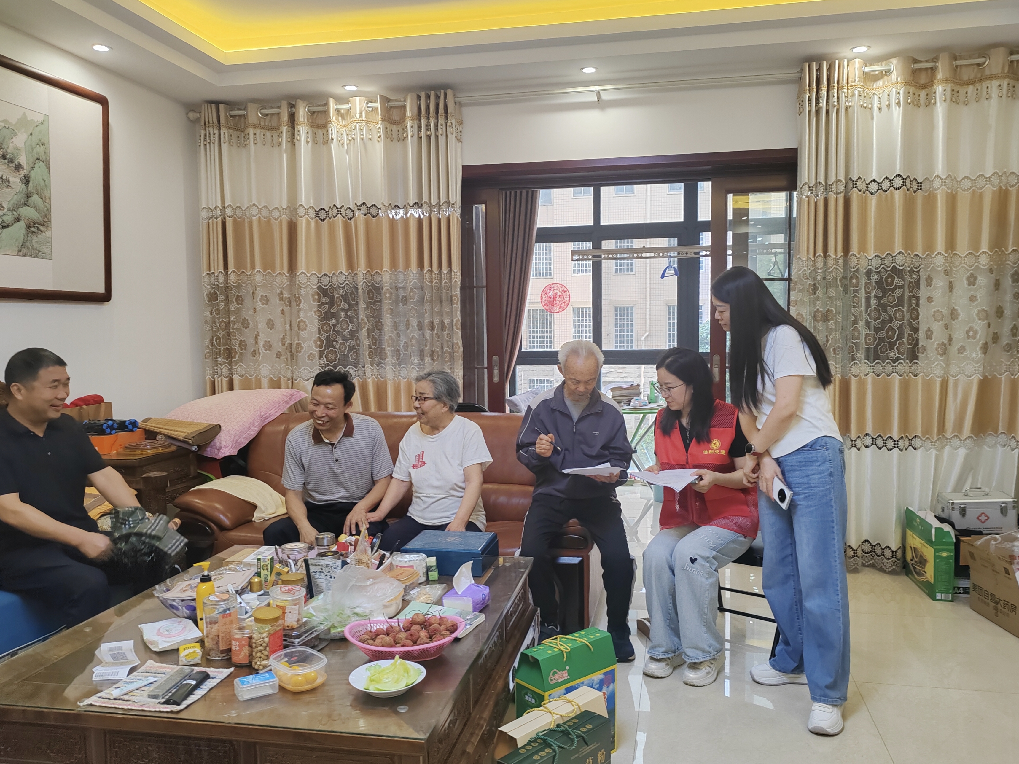 市交通运输局开展庆“七一”送政策倡导文明交通绿色出行主题活动