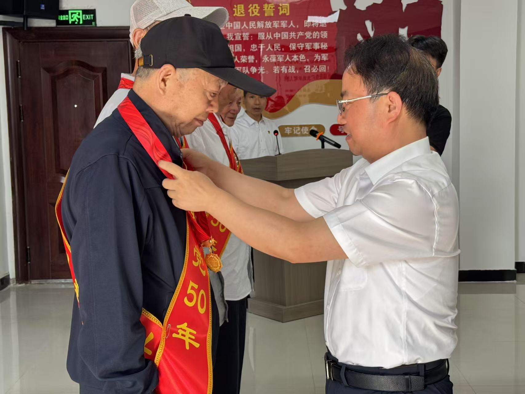 向老党员致敬  传承红色基因 <br>     ——信阳市退役军人事务局举行“光荣在党50年”纪念章颁发仪式
