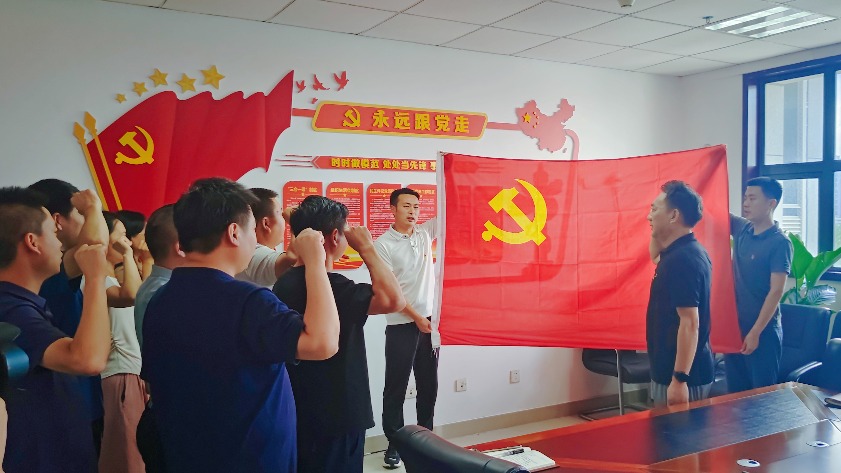 庆七一 颂党恩 罗山县自然资源局开展为年轻干部上党课活动