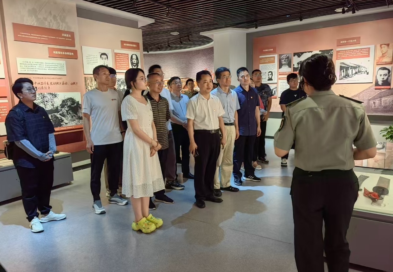市审计局驻南阳市水资源保护利用情况专项审计组临时党支部开展“忆峥嵘岁月 践初心使命”主题党日活动