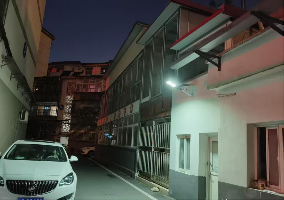 “点亮回家路”在行动--信阳市道服中心与民权社区党支部联手推动背街小巷照明 护航居民夜间出行