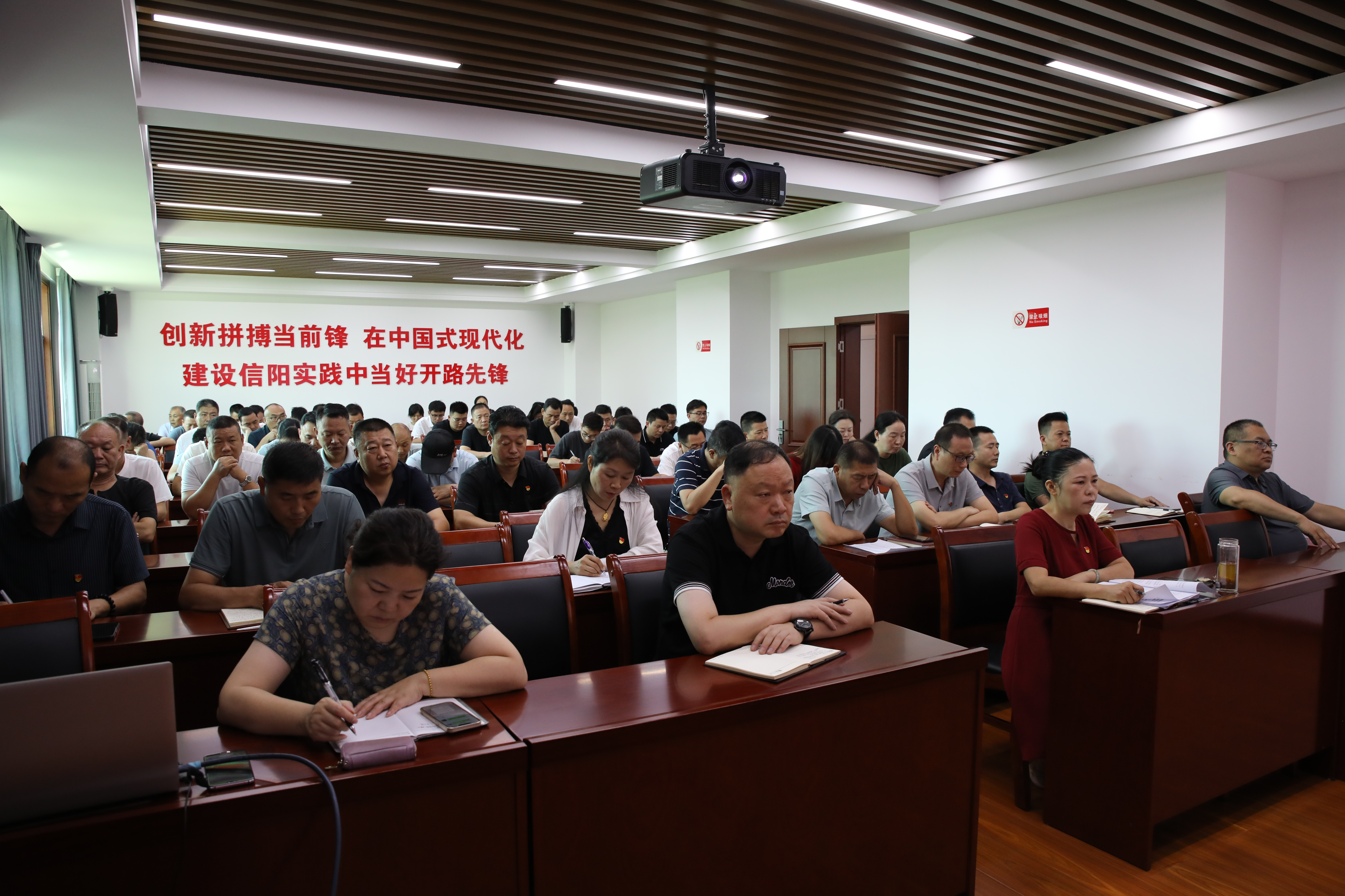 市道服中心党委开展庆“七一”重温入党誓词暨深入贯彻中央八项规定精神学习教育专题党课