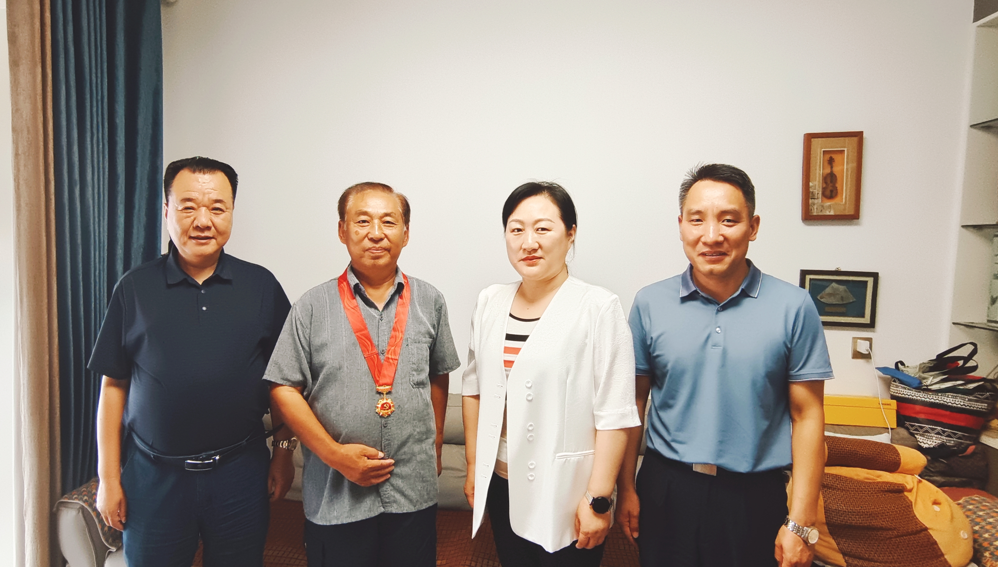 市文化广电和旅游局开展走访慰问老党员活动