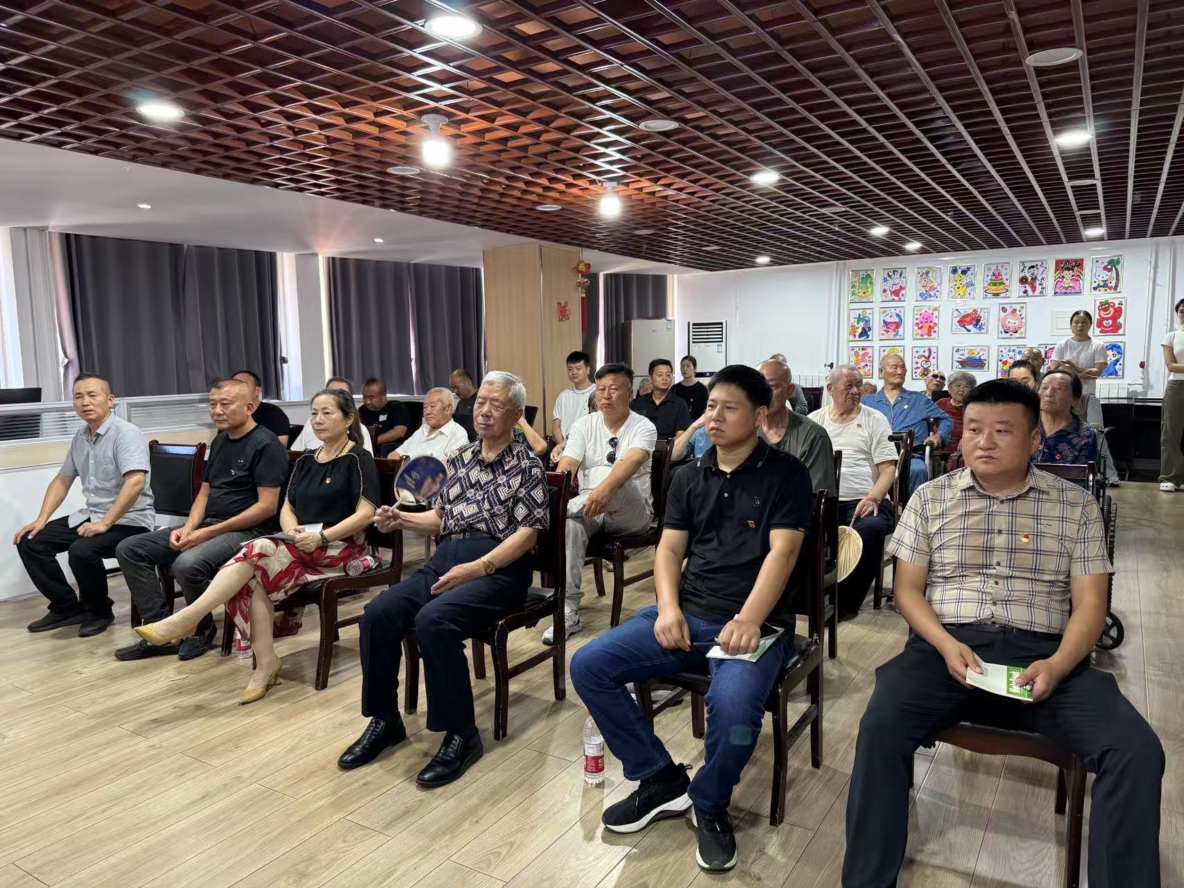 信阳市平桥区震雷山街道:银发辉映党徽红:一堂跨越时光的特殊党课 信阳市平桥区震雷山街道:银发辉映党徽红:一堂跨越时光的特殊党课