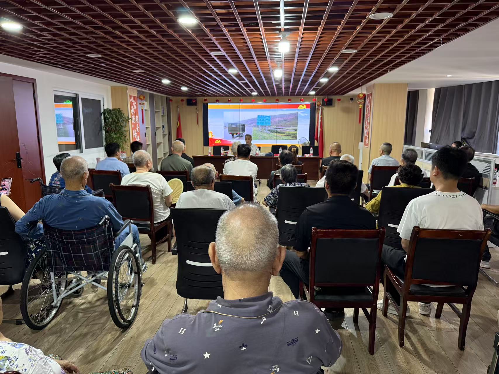 信阳市平桥区震雷山街道:银发辉映党徽红:一堂跨越时光的特殊党课 信阳市平桥区震雷山街道:银发辉映党徽红:一堂跨越时光的特殊党课