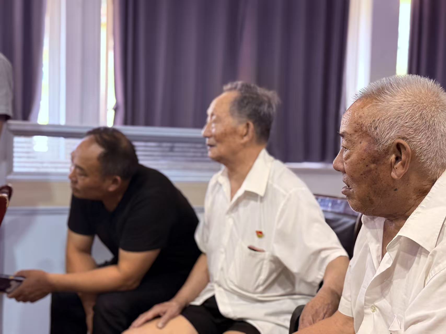 信阳市平桥区震雷山街道:银发辉映党徽红:一堂跨越时光的特殊党课 信阳市平桥区震雷山街道:银发辉映党徽红:一堂跨越时光的特殊党课