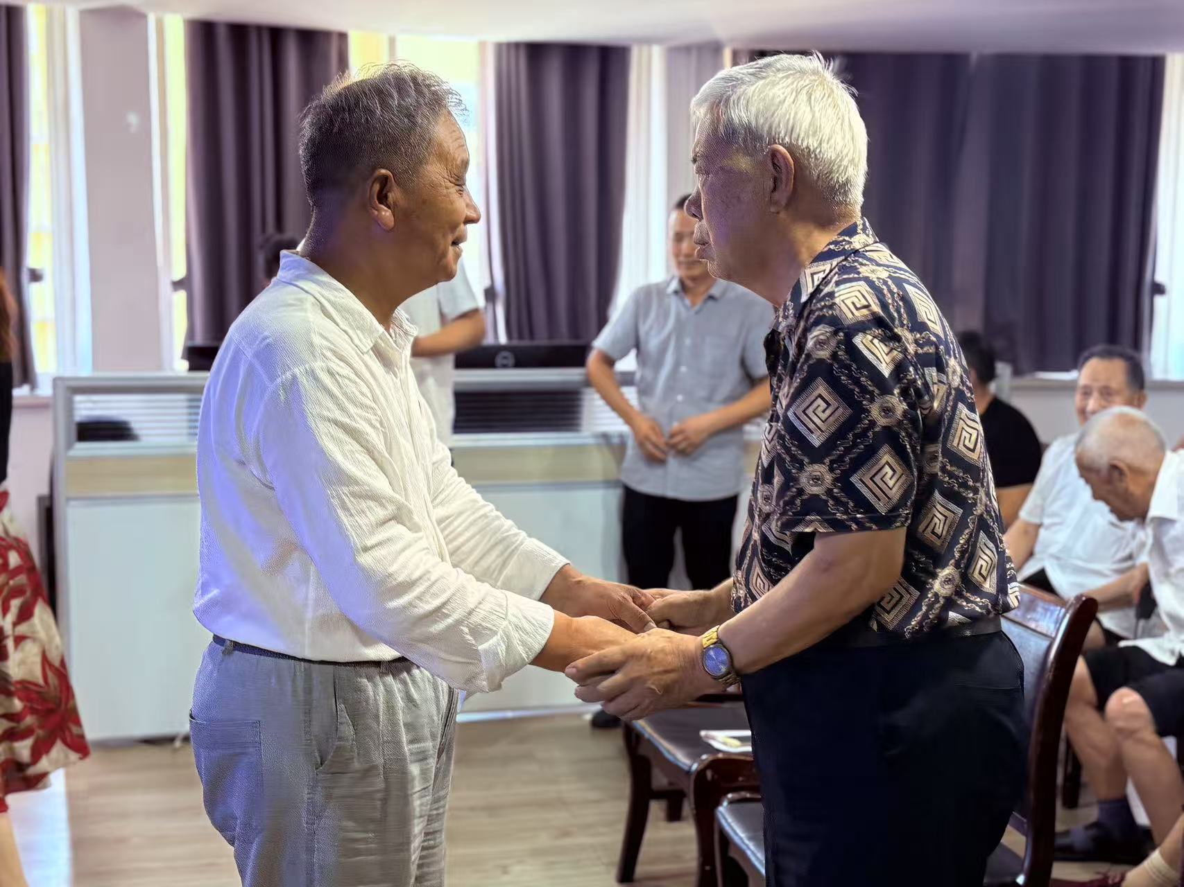 信阳市平桥区震雷山街道:银发辉映党徽红:一堂跨越时光的特殊党课 信阳市平桥区震雷山街道:银发辉映党徽红:一堂跨越时光的特殊党课