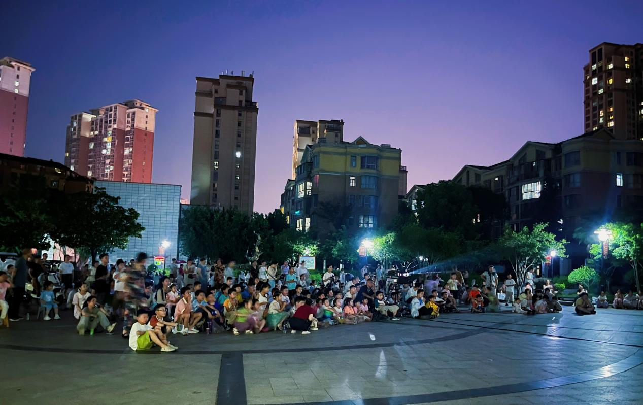 信阳市住建局携手富丽华社区开展“文明信阳美好夜—光影星空夜”文明实践活动