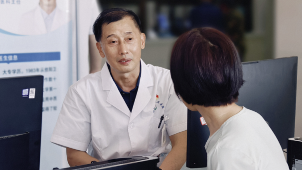 浉河区卫生健康委组织开展 “庆七一 送健康”义诊活动 