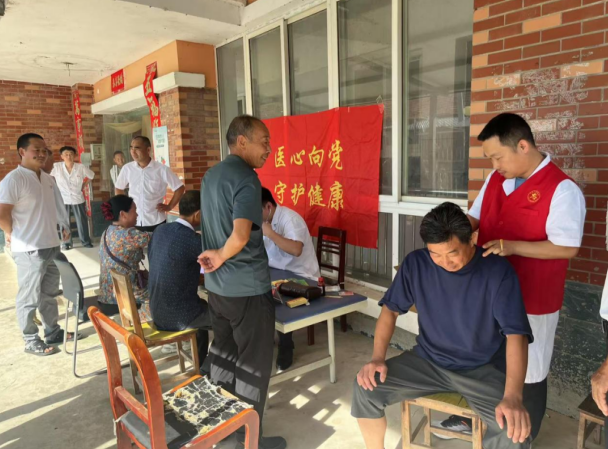 浉河区卫生健康委组织开展 “庆七一 送健康”义诊活动 