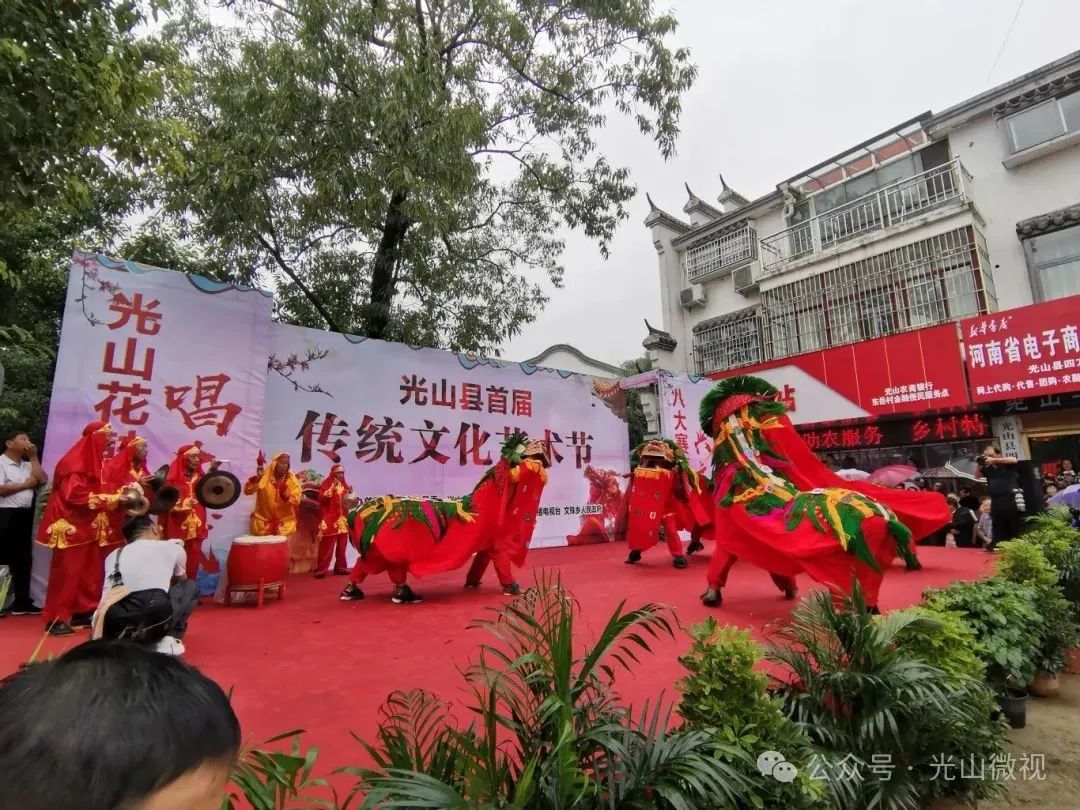 20200915东岳村闹台锣鼓队在光山县首届传统文化艺术节比赛上伴奏狮子舞蹈照片，；IMG_20200915_100254.jpg