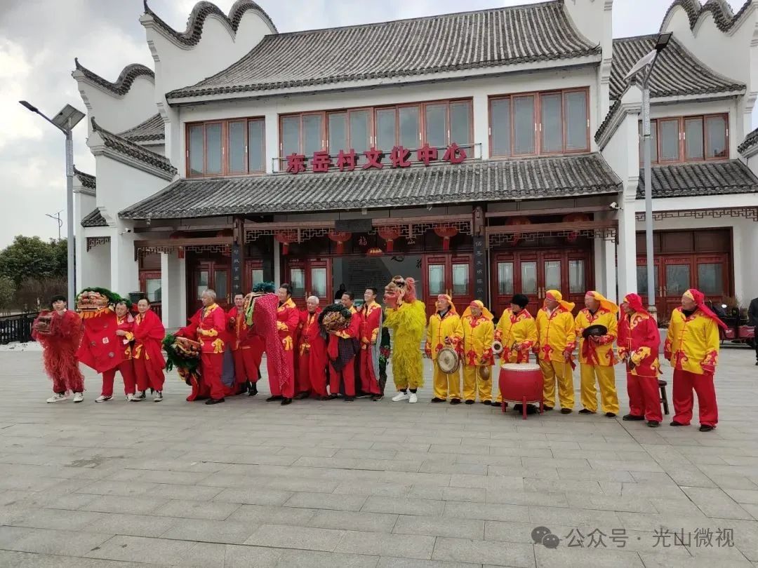 东岳村闹台 锣鼓队与狮子舞蹈队合影留念。IMG20240218145004.jpg
