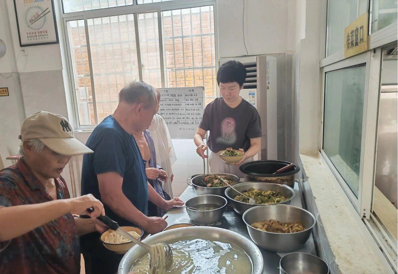 【心系银龄守护安康】洋河镇：定期到敬老院陪餐和督导食品安全工作