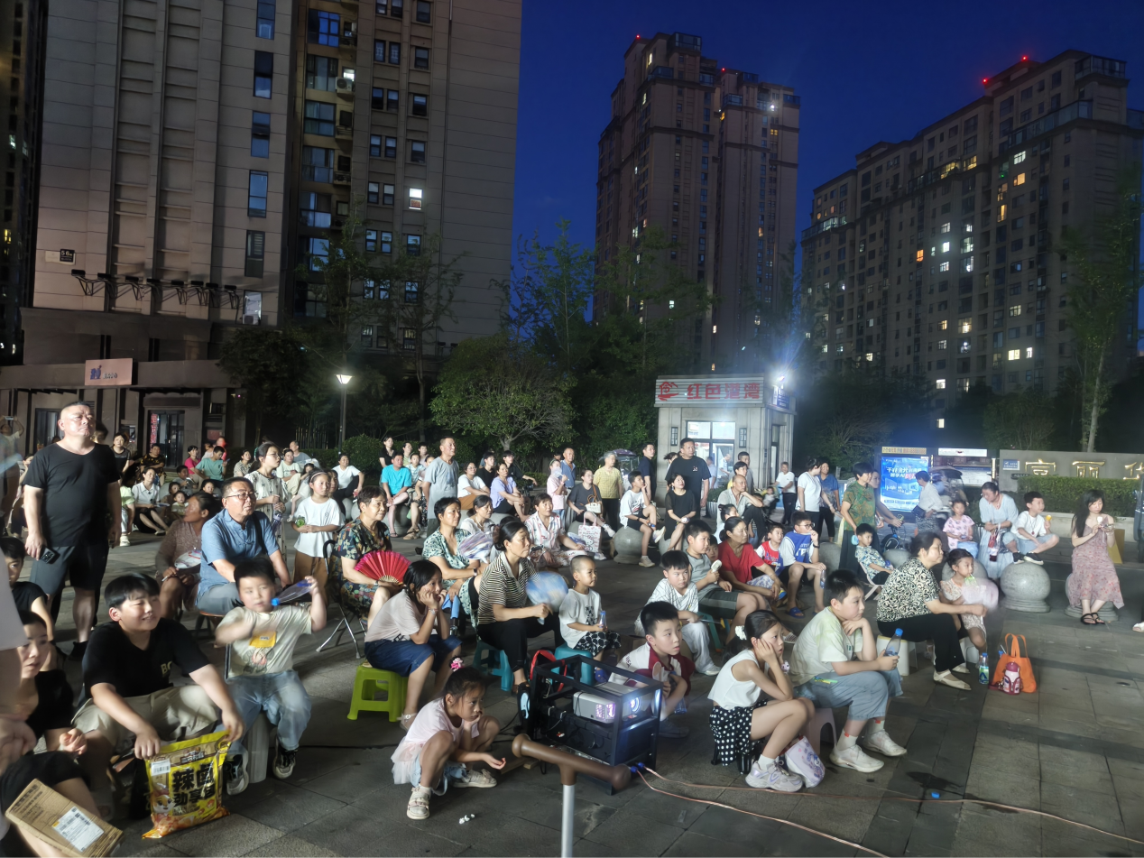 市住建局：公益电影进社区  点亮群众文化夜生活