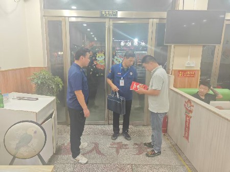 平昌关镇开展夏季消防安全夜间巡查行动，织密安全防护网