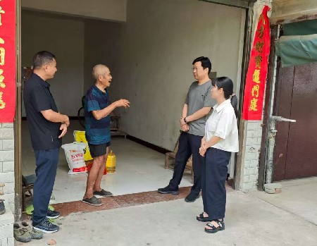 平昌关镇开展“八一”建军节慰问活动 情暖退役军人与军属