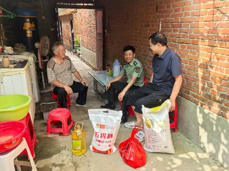 平昌关镇开展“八一”建军节慰问活动 情暖退役军人与军属