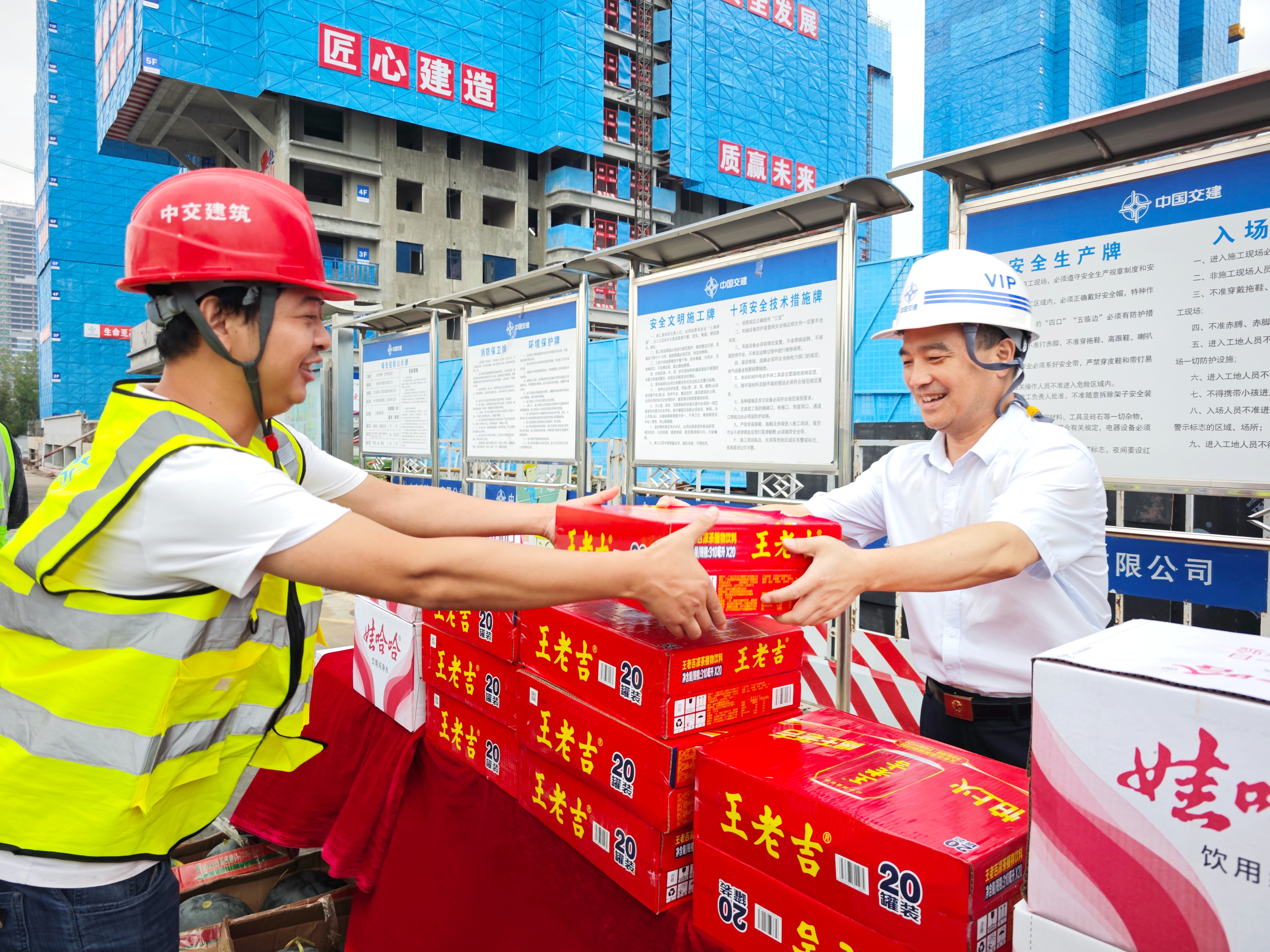 清凉物资送一线，防暑降温护安全 ——信阳市住建局开展“夏送清凉”活动