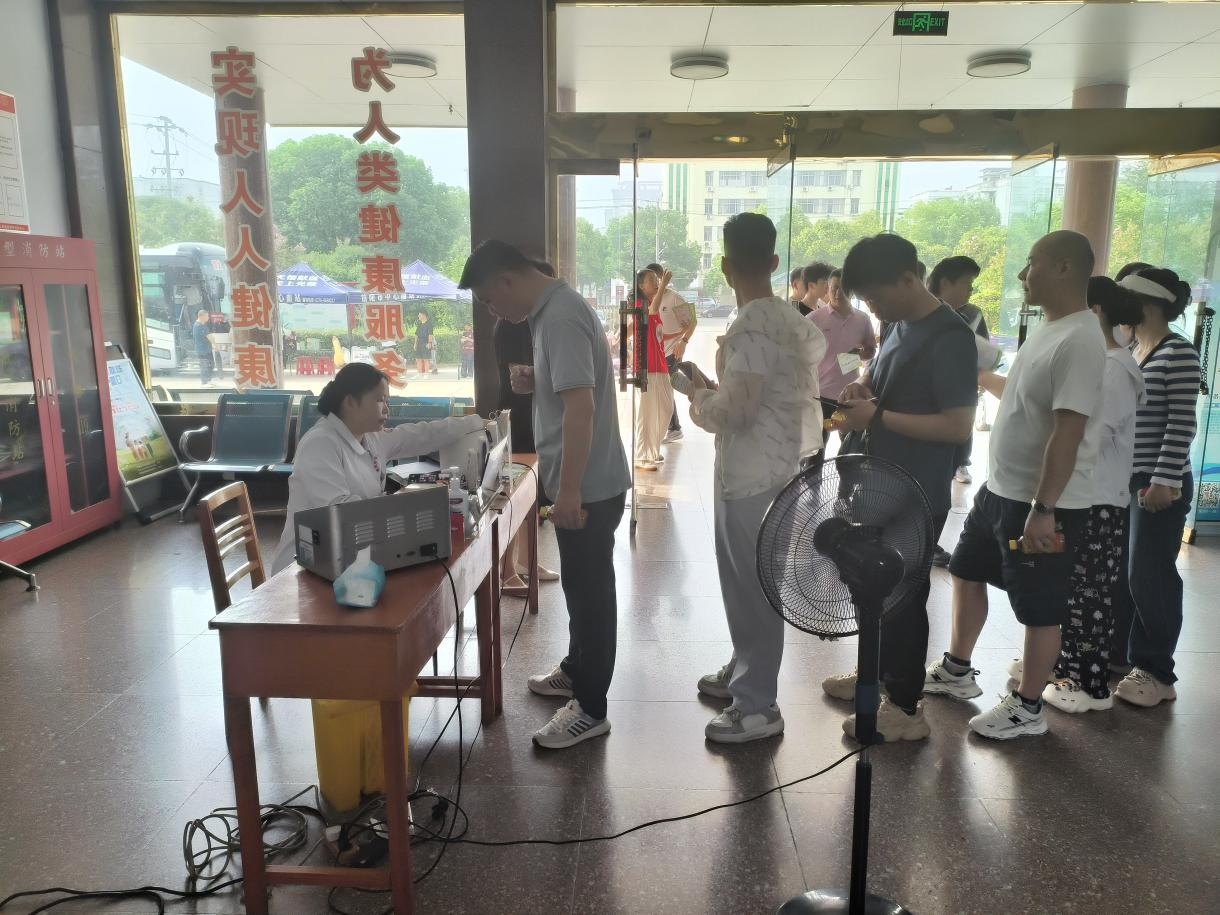 罗山县干部职工踊跃参加无偿献血