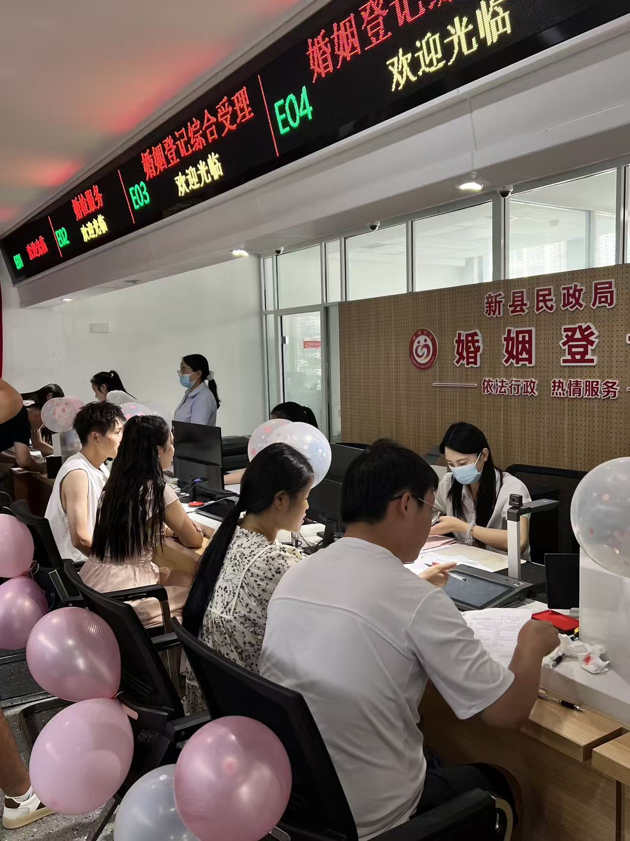 鹊桥寄意迎新人，七夕良辰结“连理” ——信阳民政婚姻登记2025年“七夕节”工作侧记