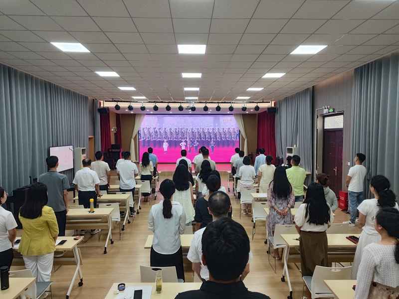 信阳开放大学集中收看纪念中国人民抗日战争暨世界反法西斯战争胜利80周年大会