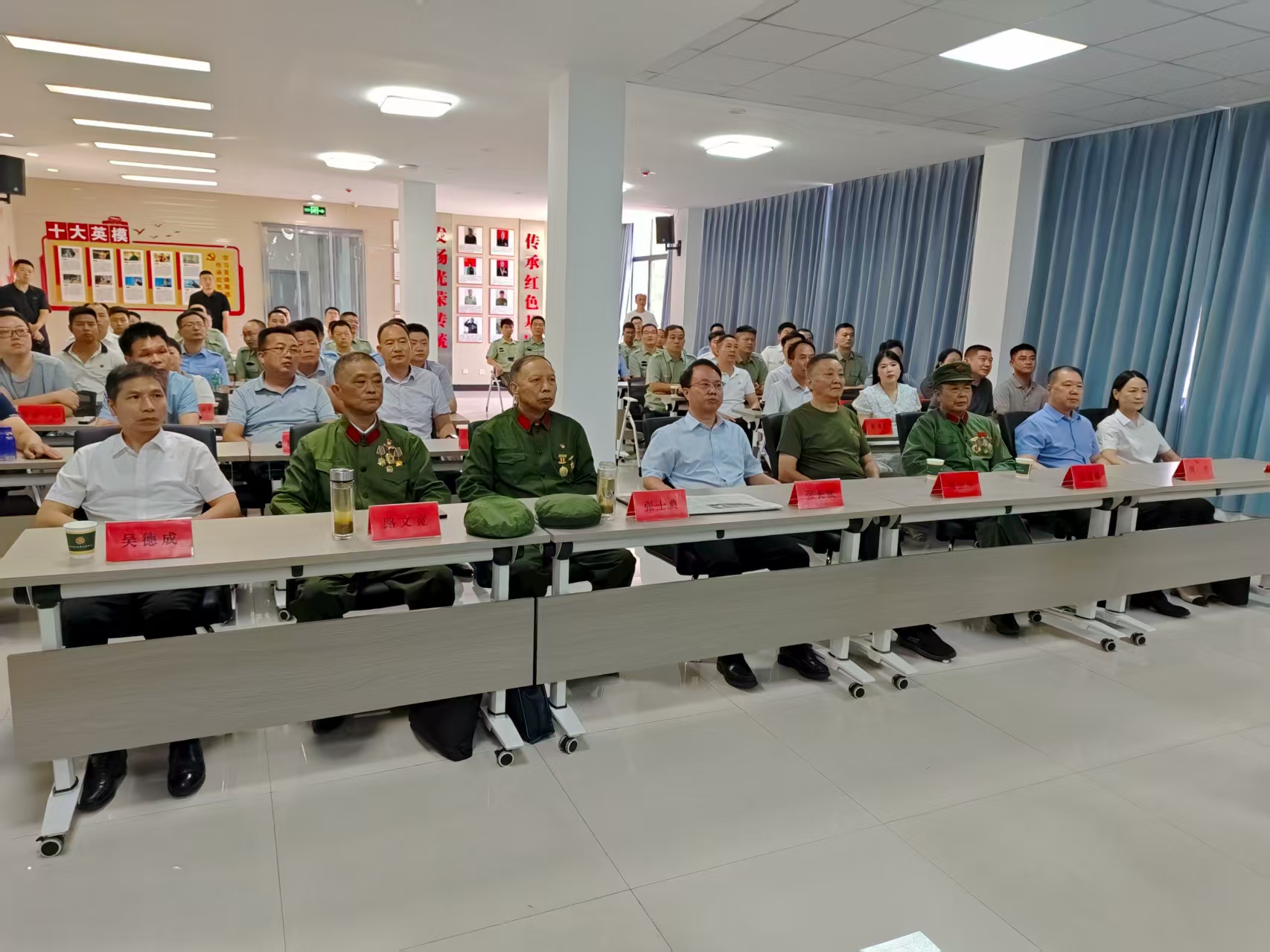 赓续伟大抗战精神 凝聚砥砺奋进力量 ——信阳市退役军人事务局组织收听收看纪念中国人民抗日战争暨世界反法西斯战争胜利80周年大会