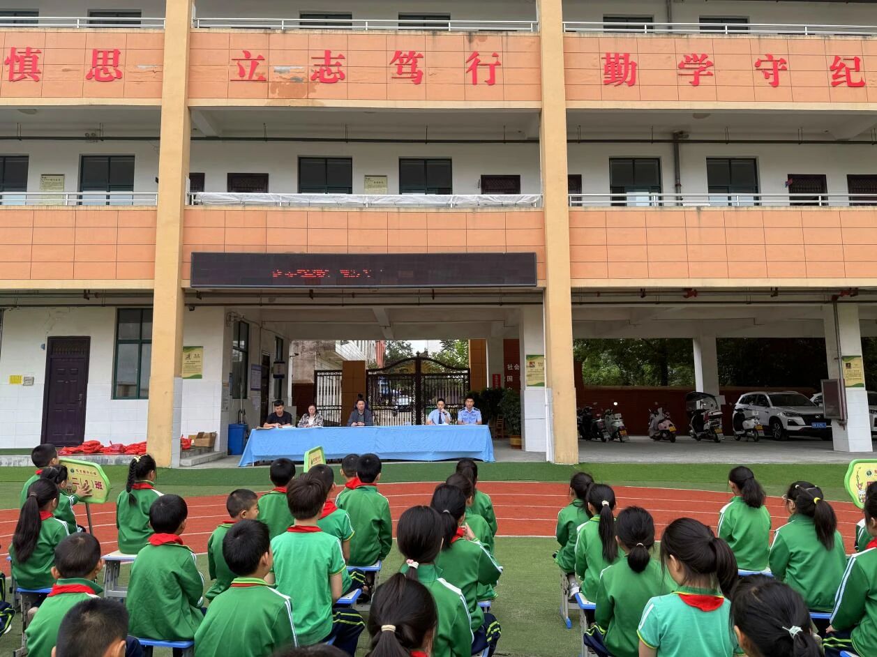 法治进校园 护童助成长 法治进校园 护童助成长