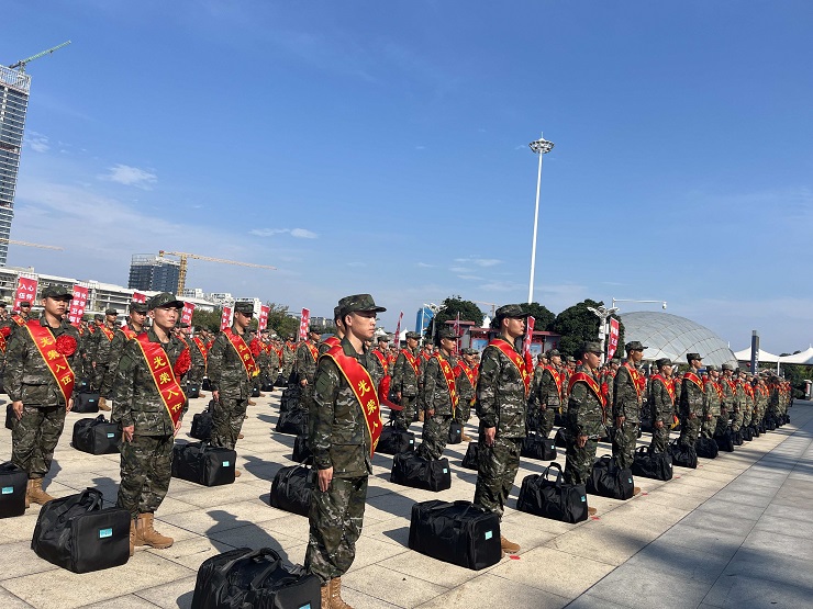 信阳市举行2025年下半年新兵入伍欢送仪式