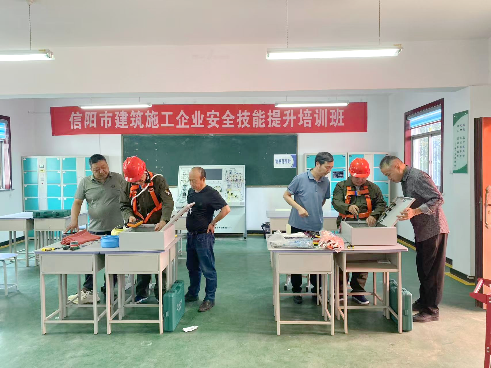信阳市住建局代表队在全省住建系统电工职业技能竞赛上取得优异成绩
