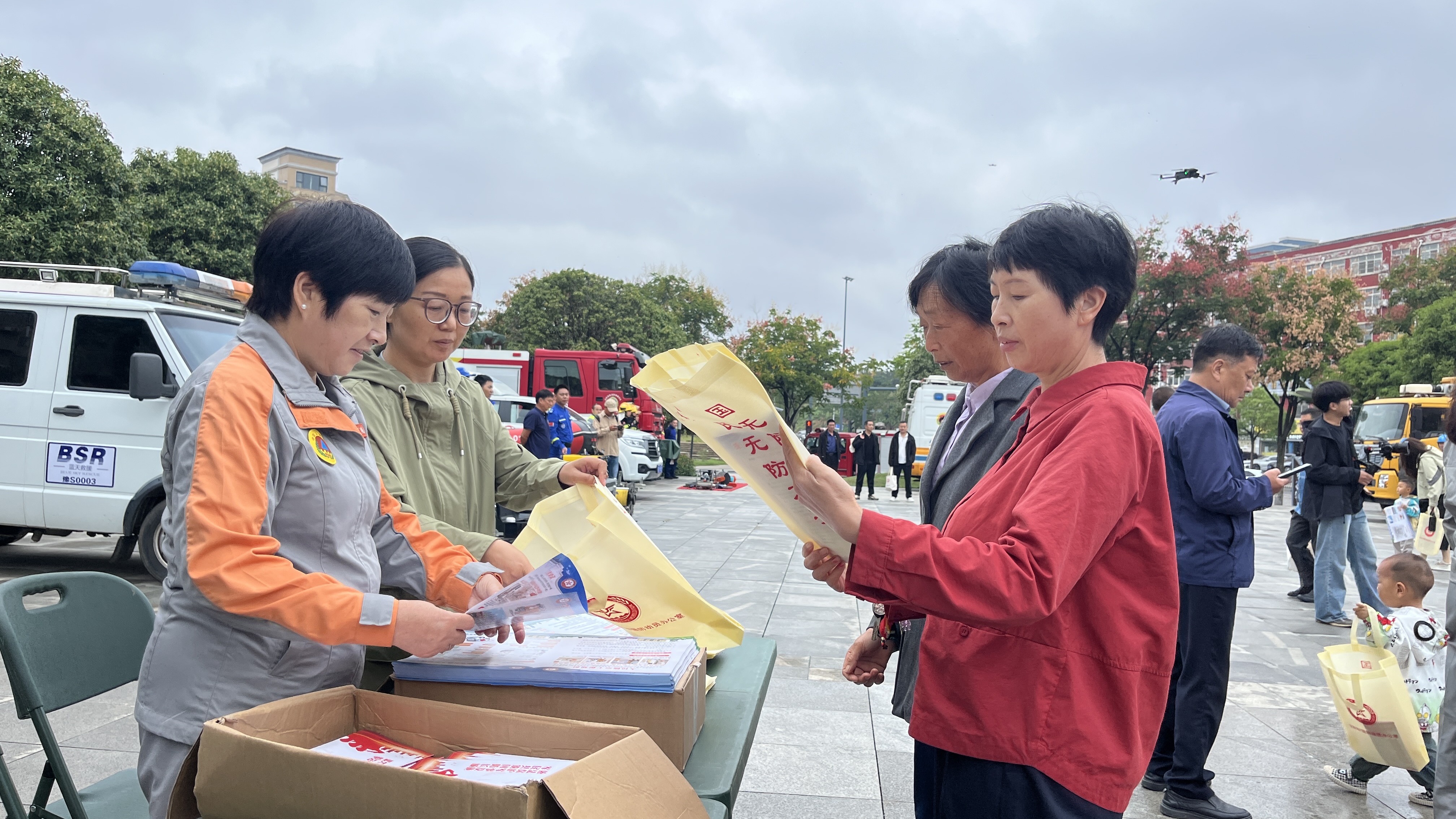 信阳市开展2025年防空警报统一试鸣暨国防动员宣传教育活动